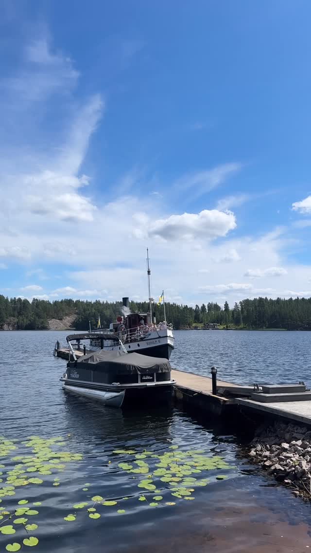 Ångbåt med svensk flagga förtöjd vid bryggan i Sommen