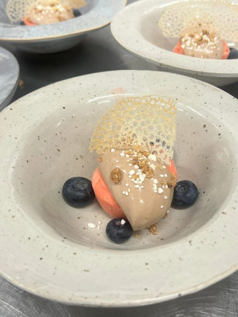 Glass och sorbet med blåbär, maränger och ett spröt av knäck