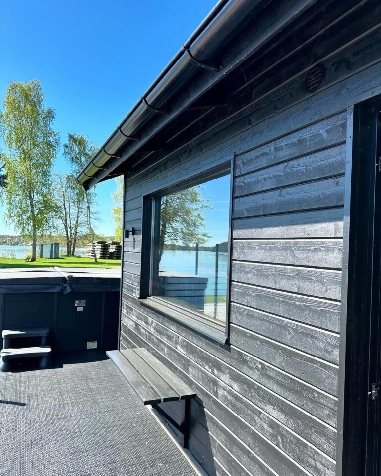 Jacuzzi på bastuhusets altan med utsikt över sjön Sommen