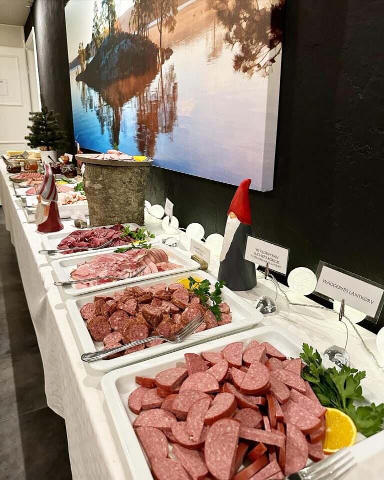 Charkfat med viltkorv, lantkorv och rökt kött på julbordet