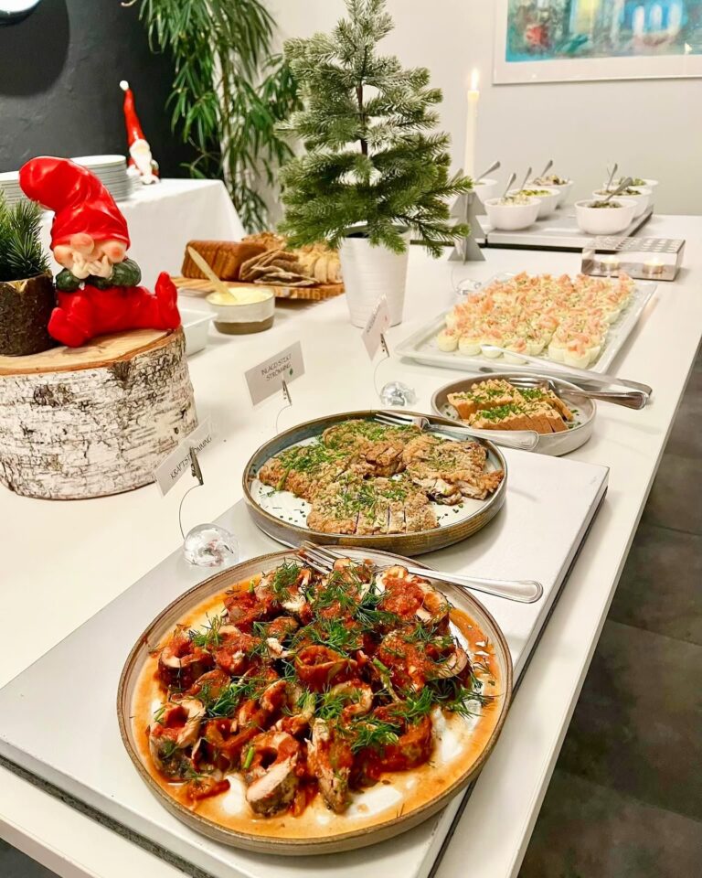 Inlagd sill, stekt strömming och ägghalvor med skagenröra på julbordet