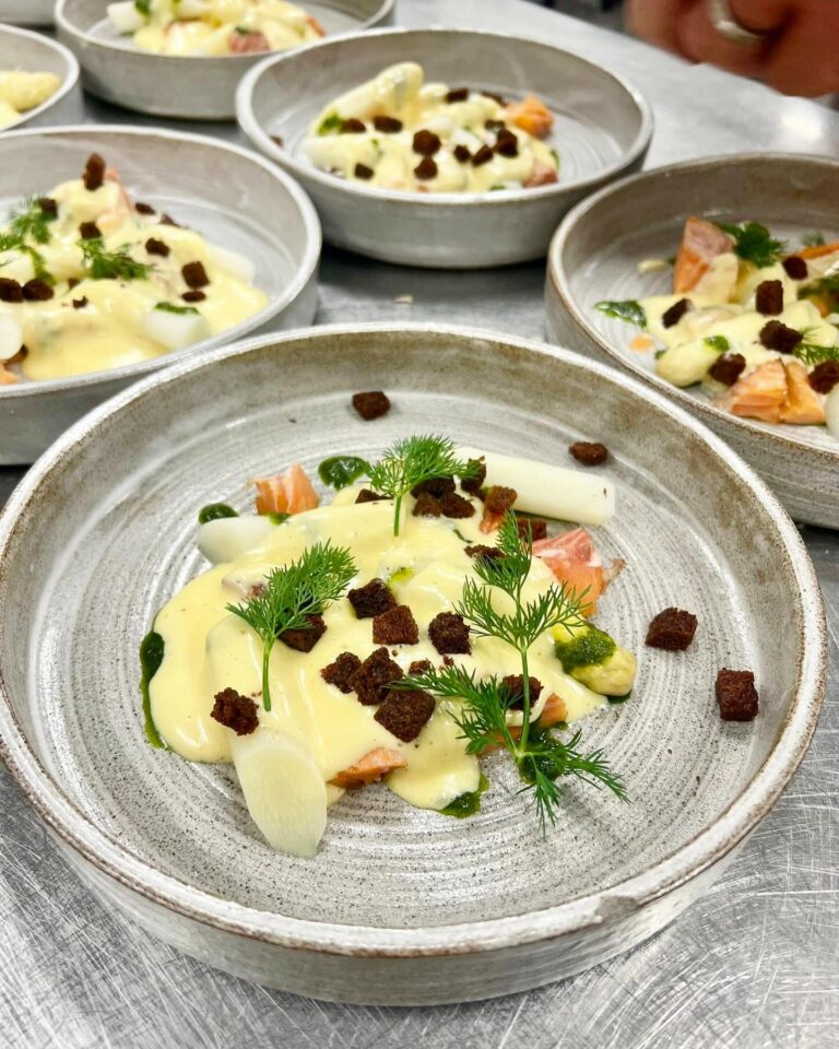 Lax och vit sparris under hollandaisesås med dill och rågbrödskrutonger