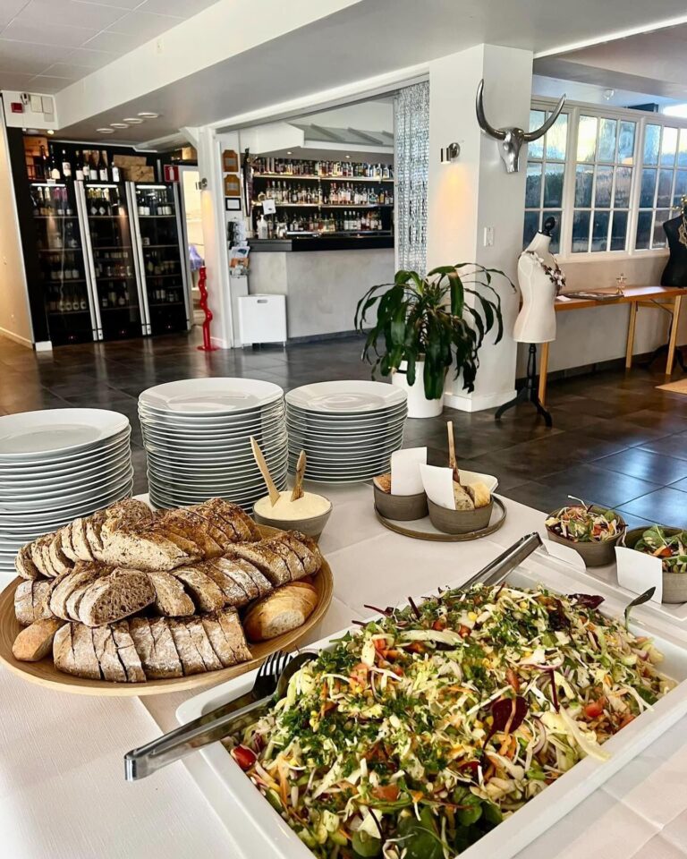 Buffé med nybakat bröd, sallad och tillbehör i restaurangen