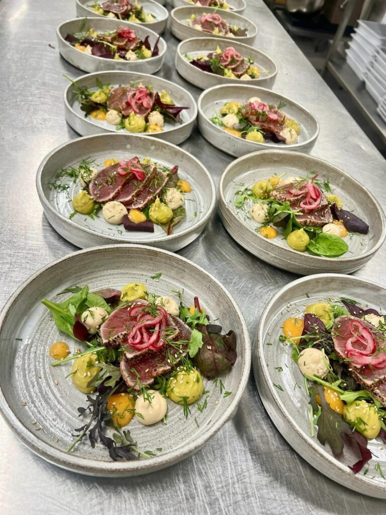 Skivad tonfisk med blandsallad, avokadokräm, sesam och picklad rödlök